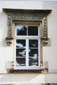 Fenster mit aufgearbeiteter Schmuckumrahmung